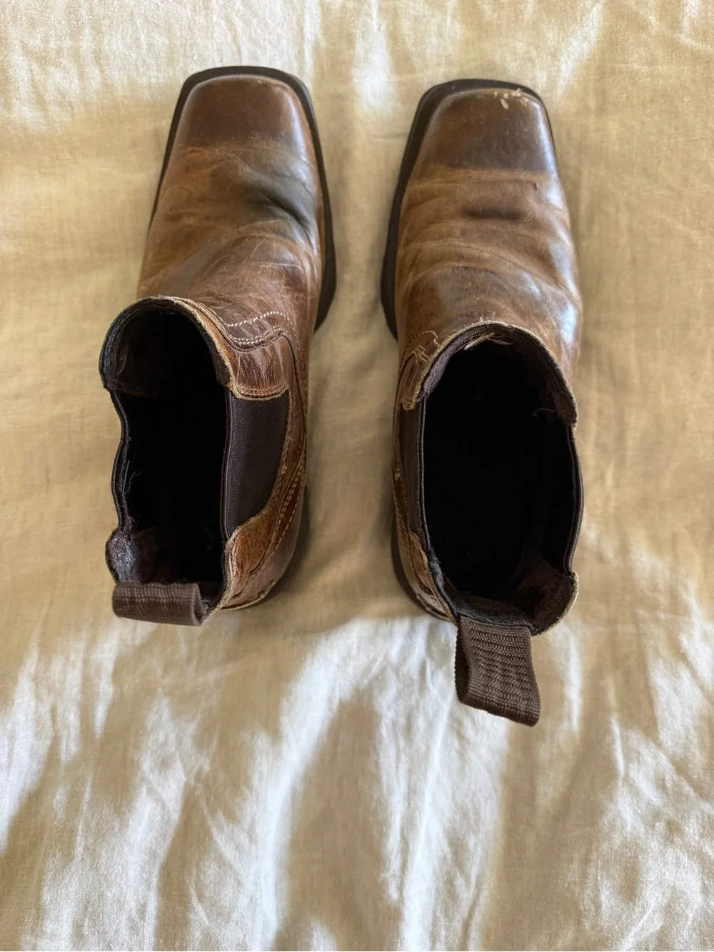 Ariat Men's Midtown Rambler boots in Barn Brown leather